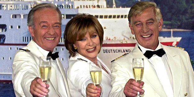 Traumschiff-Crew mit Sekt Traumschiff-Crew mit Sekt