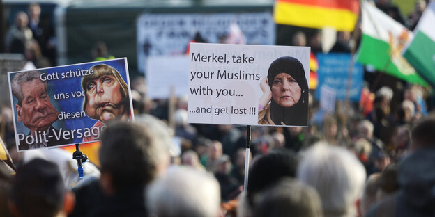 Menschen mit Plakaten