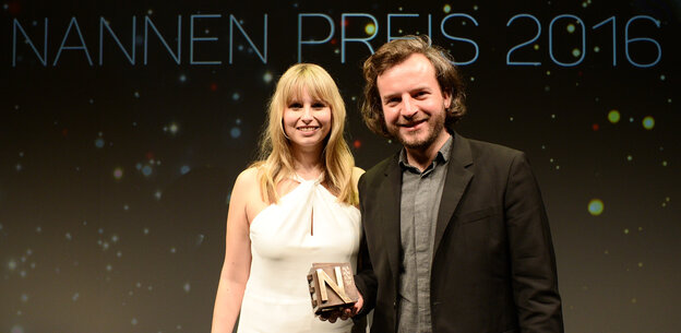 Julius Tröger und Theresa Rentsch halten den Henri-Nannen-Preis Julius Tröger und Theresa Rentsch halten den Henri-Nannen-Preis