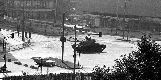 Schwarz-weiß-Foto, ein Panzer auf einem fast menschenleeren Platz in Ankara Schwarz-weiß-Foto, ein Panzer auf einem fast menschenleeren Platz in Ankara