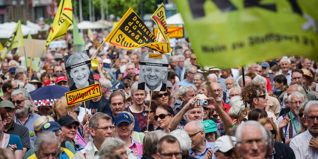 Hunderte Menschen demonstrieren mit bunten Schildern gegen Stuttgart 21 Hunderte Menschen demonstrieren mit bunten Schildern gegen Stuttgart 21