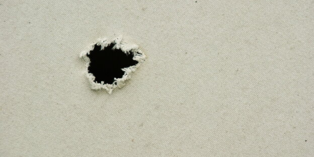 Ein Einschussloch in einer Wand Ein Einschussloch in einer Wand