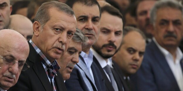 Erdogan steht in einer Reihe mit vielen anderen Männern Erdogan steht in einer Reihe mit vielen anderen Männern