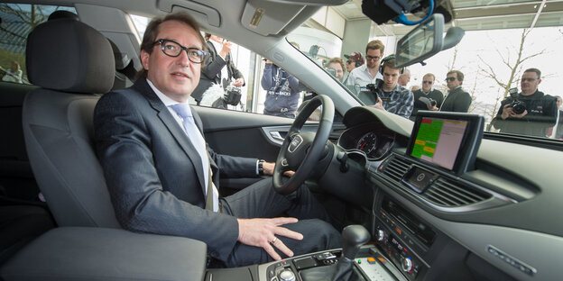 Verkehrsminister Dobrindt sitzt in einem Auto, durch die Scheiben sind Fotografen zu sehen Verkehrsminister Dobrindt sitzt in einem Auto, durch die Scheiben sind Fotografen zu sehen