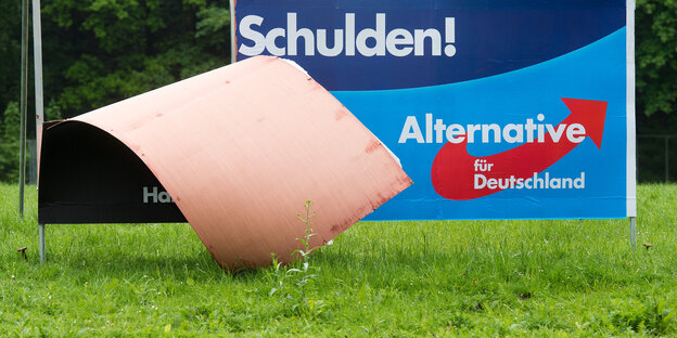 Großes AfD-Plakat - auf der linken Seite blättert ein Teil von der Plakatwand herunter