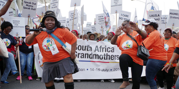 Großmütter tanzen auf der Anti-Aids-Demo in Durban Großmütter tanzen auf der Anti-Aids-Demo in Durban