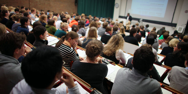 Ein vollbesetzter Hörsaal Ein vollbesetzter Hörsaal