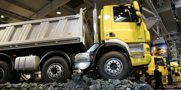 Ein Lkw steht auf Steinen