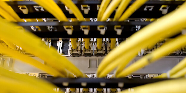 Gelbe Netzwerkkabel stecken an einem Computer Gelbe Netzwerkkabel stecken an einem Computer