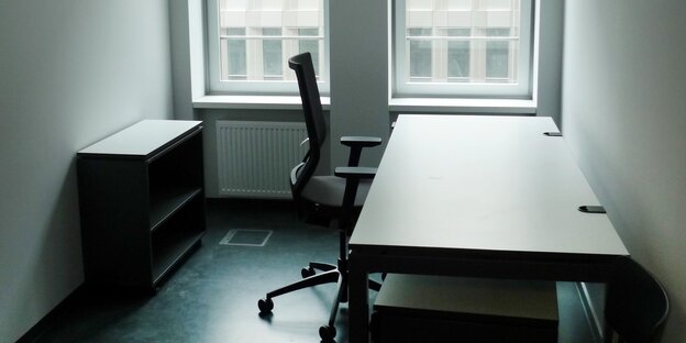 Ein kahler Raum mit Schreibtisch und Schreibtischstuhl im BND-Büro in Berlin Ein kahler Raum mit Schreibtisch und Schreibtischstuhl im BND-Büro in Berlin