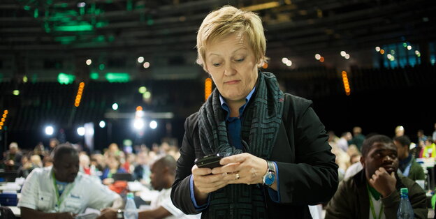 Die Grüne Renate Künast tippt etwas in ihr Handy Die Grüne Renate Künast tippt etwas in ihr Handy