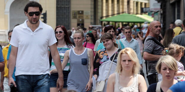 Menschen in einer Fußgängerzone Menschen in einer Fußgängerzone