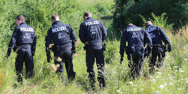 Polizisten suchen in Würzburg auf einer Wiese nach Spuren Polizisten suchen in Würzburg auf einer Wiese nach Spuren