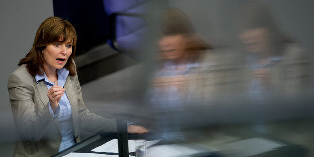 Bundestagsabgeordnete Petra Hinz in Anzug vor dem Rednerpult im Bundestag Bundestagsabgeordnete Petra Hinz in Anzug vor dem Rednerpult im Bundestag