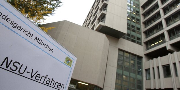 Ein Schild „NSU-Verfahren“ dahinter, ein graues Gebäude Ein Schild „NSU-Verfahren“ dahinter, ein graues Gebäude