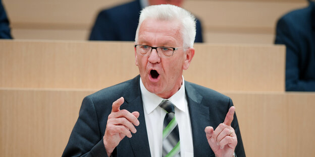 Winfried Kretschmann mit offenem Mund und erhobenen Zeigefingern während einer Rede Winfried Kretschmann mit offenem Mund und erhobenen Zeigefingern während einer Rede