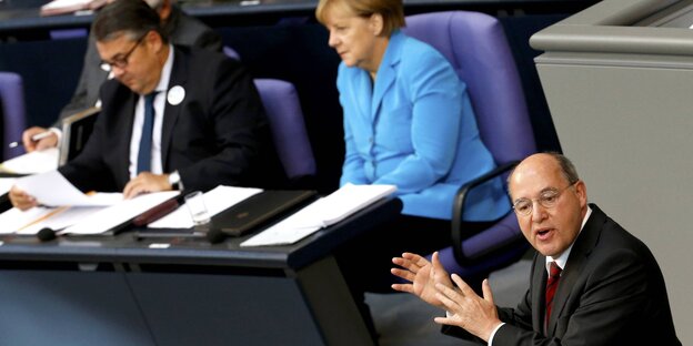 Gysi im Vordergrunf am Rednerpult des Bundestags, im Hintergrund sitzend Merkel und Gabriel Gysi im Vordergrunf am Rednerpult des Bundestags, im Hintergrund sitzend Merkel und Gabriel