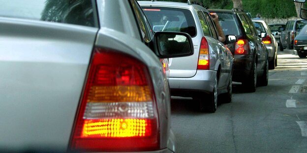 Autos die nach rechts blinken Autos die nach rechts blinken