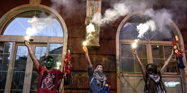 Protestierende zünden Flackerfeuer, nachdem sie die Fassade des Justizministeriums mit Farbe angesprüht haben Protestierende zünden Flackerfeuer, nachdem sie die Fassade des Justizministeriums mit Farbe angesprüht haben