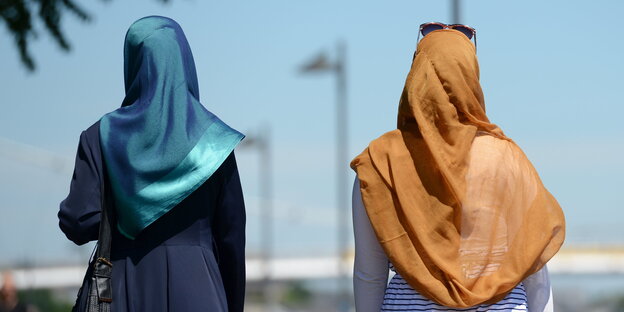Zwei Frauen mit Kopftuch von hinten fotografiert Zwei Frauen mit Kopftuch von hinten fotografiert