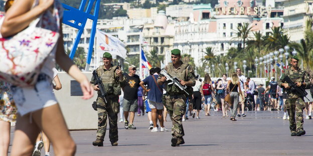 Sodaten patroullieren auf einer Promenade Sodaten patroullieren auf einer Promenade