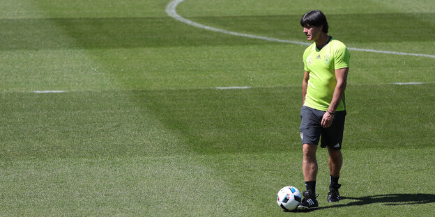 Jogi Löw läuft über ein Fußballfeld in Ascona in der Schweiz und bereitet seine Mannschaft auf die EM 2016 vor Jogi Löw läuft über ein Fußballfeld in Ascona in der Schweiz und bereitet seine Mannschaft auf die EM 2016 vor