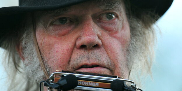 Neil Young mit Mundorgel Neil Young mit Mundorgel