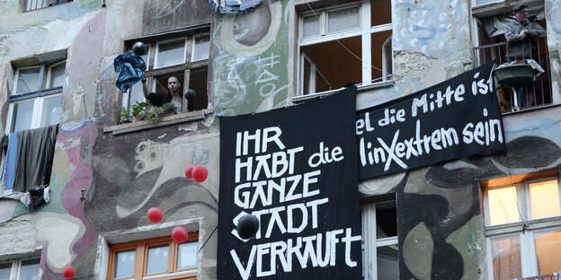Plakat an Hauswand der Rigaer Str. 94 in Berlin-Friedrichshain mit dem Text: "Ihr habt die ganze Stadt verkauft" Plakat an Hauswand der Rigaer Str. 94 in Berlin-Friedrichshain mit dem Text: "Ihr habt die ganze Stadt verkauft"