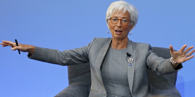 Lagarde mit weit ausgebreiteten Armen vor blauem Hintergrund Lagarde mit weit ausgebreiteten Armen vor blauem Hintergrund