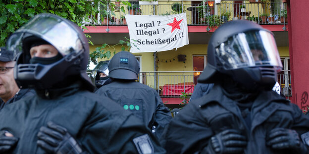 Polizisten vor einem Haus in der Hafenstraße Polizisten vor einem Haus in der Hafenstraße
