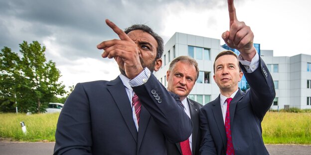 Suleman Malik, Sprecher der Ahmadiyya-Gemeinde, Matthias Anschütz, Alfa-Landesvorsitzender in Thüringen, und Ex-AfD-Vorsitzender Bernd Lucke Suleman Malik, Sprecher der Ahmadiyya-Gemeinde, Matthias Anschütz, Alfa-Landesvorsitzender in Thüringen, und Ex-AfD-Vorsitzender Bernd Lucke