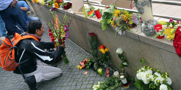 Blumen an einem Geländer Blumen an einem Geländer