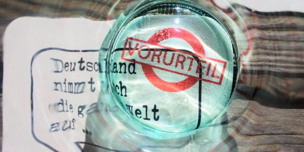 Ein Glas steht auf einem Bierdeckel. Auf dem Bierdeckel steht ein Text Ein Glas steht auf einem Bierdeckel. Auf dem Bierdeckel steht ein Text