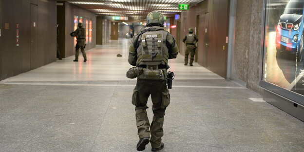 Ein paar Polizisten in Schutzkleidung in einem Münchner U-Bahnhof Ein paar Polizisten in Schutzkleidung in einem Münchner U-Bahnhof