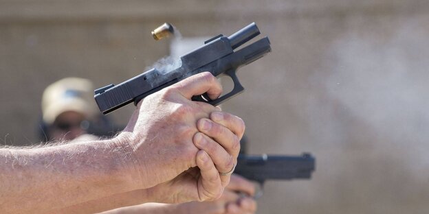 Zwei feuernde Glock-Pistolen Zwei feuernde Glock-Pistolen