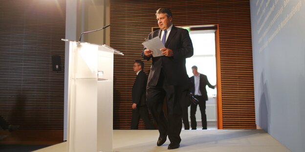Sigmar Gabriel geht zu einem Rednerpult. Sigmar Gabriel geht zu einem Rednerpult.