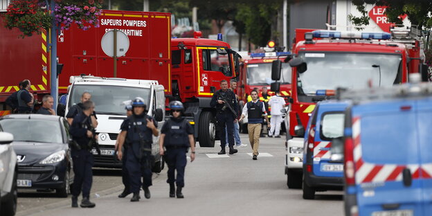 Französische Polizisten und Feuerwehrmänner kommen vor der Kirche in Saint-Etienne-du-Rouvray an Französische Polizisten und Feuerwehrmänner kommen vor der Kirche in Saint-Etienne-du-Rouvray an