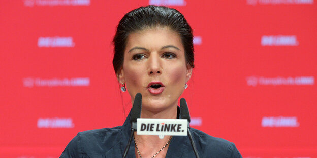 Die Linke Ko-Fraktionsvorsitzende Sahra Wagenknecht an einem Mikrofon, vor ihrem Mund befindet siche in Schild mit der Aufschrift "Die Linke" Die Linke Ko-Fraktionsvorsitzende Sahra Wagenknecht an einem Mikrofon, vor ihrem Mund befindet siche in Schild mit der Aufschrift "Die Linke"