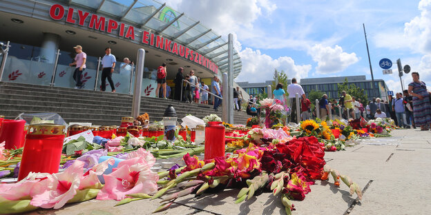 Blumen liegen auf dem Boden vor dem Olympia-Einkaufszentrum Blumen liegen auf dem Boden vor dem Olympia-Einkaufszentrum