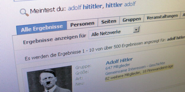 Ein Computerbildschirm zeigt Suchergebnisse zu Facebookgruppen mit Namen "Adolf Hitler"