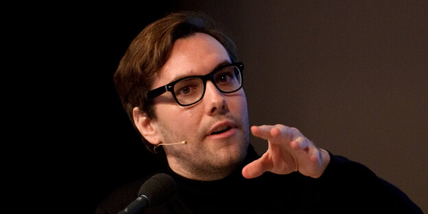 Der Netzaktivist Jacob Appelbaum hält einen Vortrag Der Netzaktivist Jacob Appelbaum hält einen Vortrag