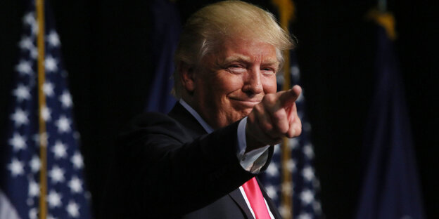 Ein Mann zeigt mit dem Finger in Richtung Kamera. Es ist Donald Trump Ein Mann zeigt mit dem Finger in Richtung Kamera. Es ist Donald Trump