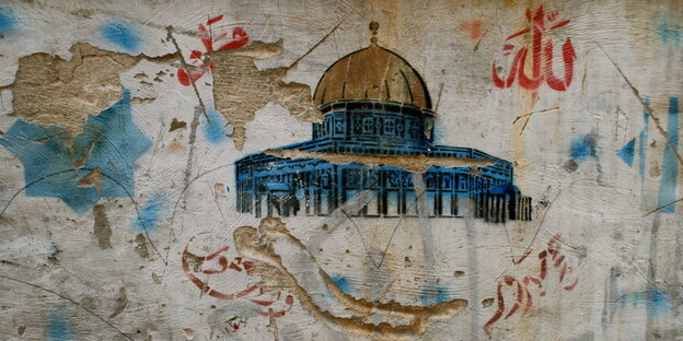 Auf eine Wand ist das Bild einer Moschee gemalt. Der Putz bröckelt. Auf eine Wand ist das Bild einer Moschee gemalt. Der Putz bröckelt.