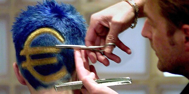 Ein Frisör schneidet einem Kunden ein Euro-Zeichen in die Haare am Hinterkopf Ein Frisör schneidet einem Kunden ein Euro-Zeichen in die Haare am Hinterkopf