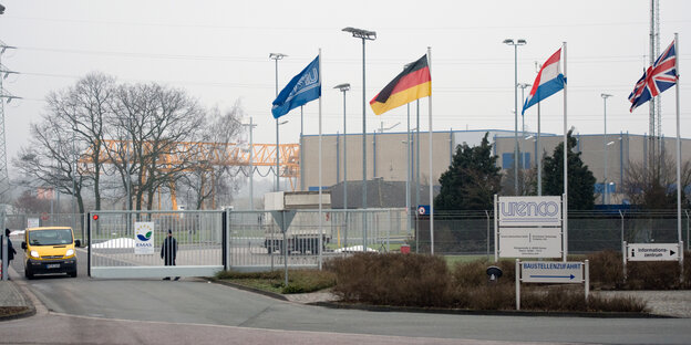 Zufahrt zum Werksgelände mit deutscher, französischer und britischer Flagge