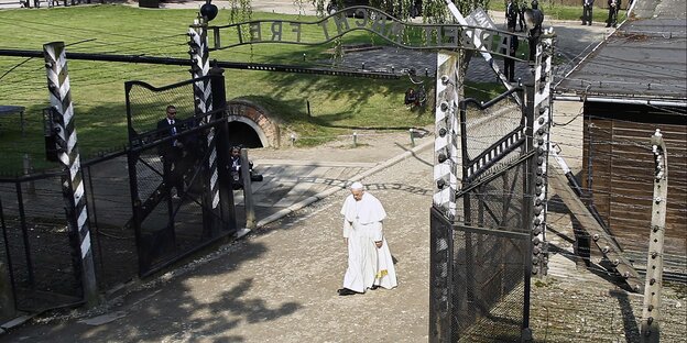 Der Papst tritt durch das Tor zum KZ Auschwitz Der Papst tritt durch das Tor zum KZ Auschwitz