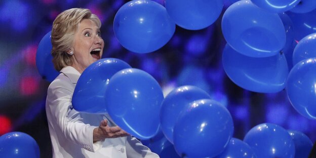 Hillary Clinton zwischen blauen Luftballons