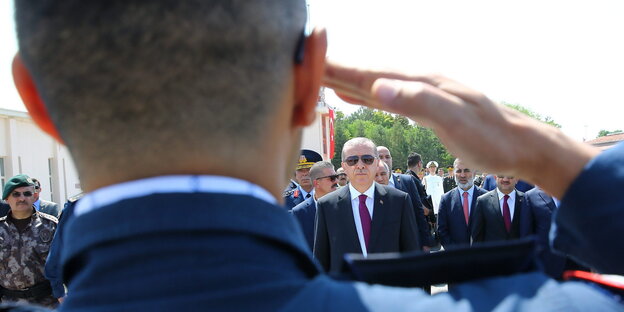 Ein Polizist salutiert vor Erdogan Ein Polizist salutiert vor Erdogan