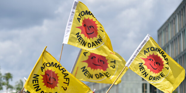 Atom-Kraft-Nein-Danke-Fahne wehen im Wind Atom-Kraft-Nein-Danke-Fahne wehen im Wind