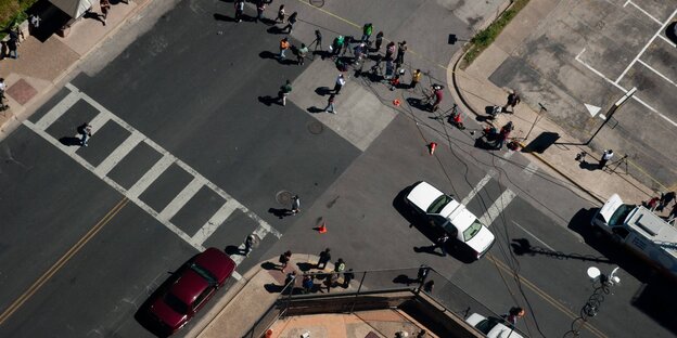 Menschen und Autos auf einer Straße Menschen und Autos auf einer Straße